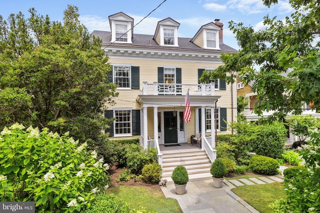 view of front of home featuring a balcony