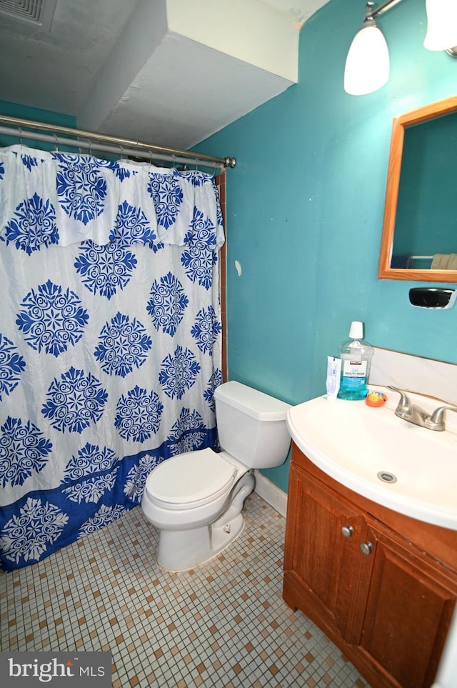 full bathroom featuring vanity, tile patterned floors, toilet, and a shower with shower curtain