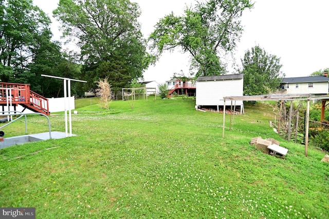 view of yard featuring a storage unit and an outdoor structure