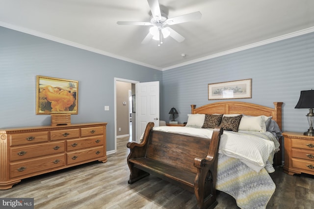 bedroom with crown molding, light hardwood / wood-style floors, and ceiling fan