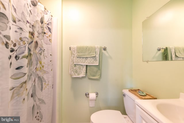 full bathroom with toilet, a shower with curtain, and vanity