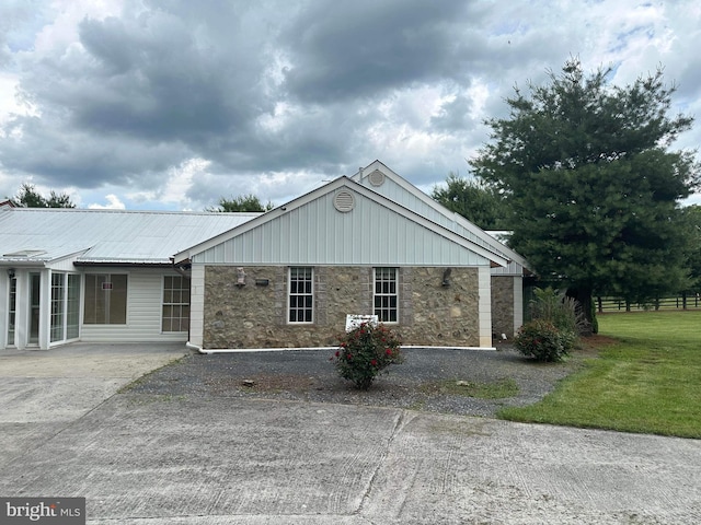 view of front of house with a front yard