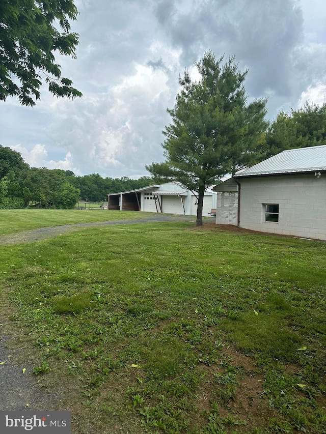 view of yard with an outdoor structure