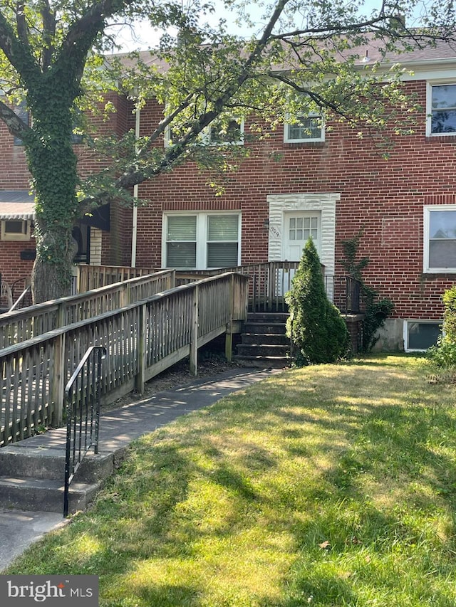 view of front facade with a front yard