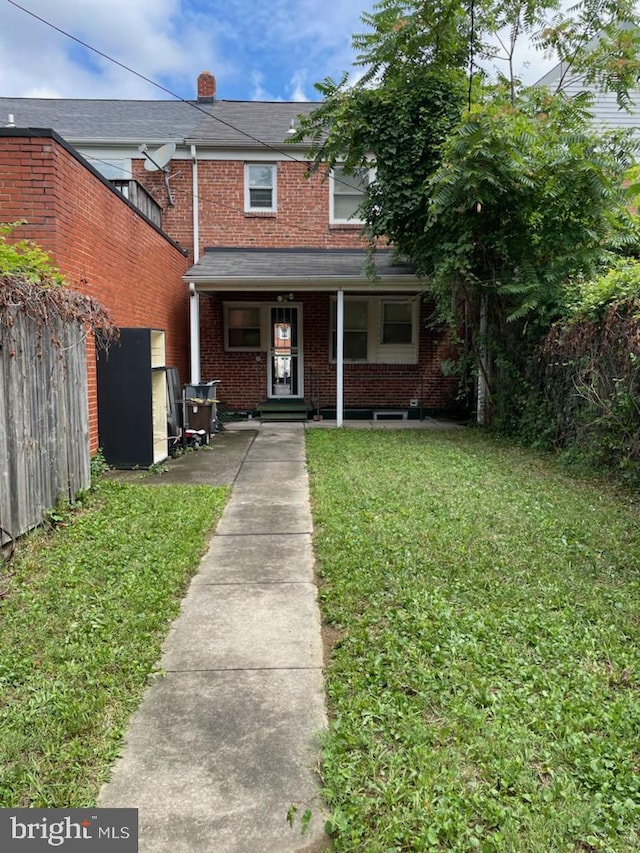 view of front of property with a front yard