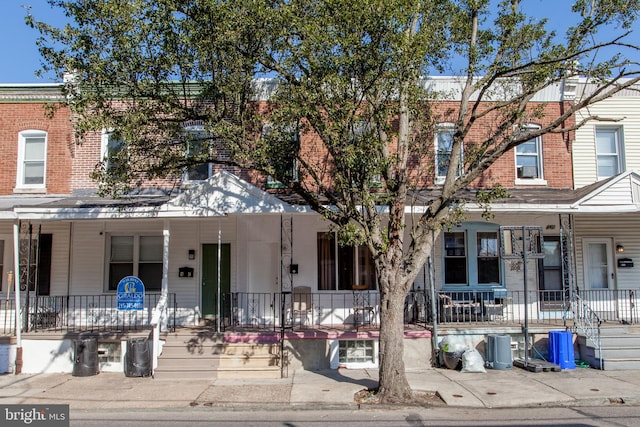 townhome / multi-family property featuring covered porch