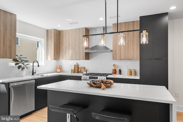 kitchen featuring pendant lighting, appliances with stainless steel finishes, a center island, a kitchen breakfast bar, and backsplash