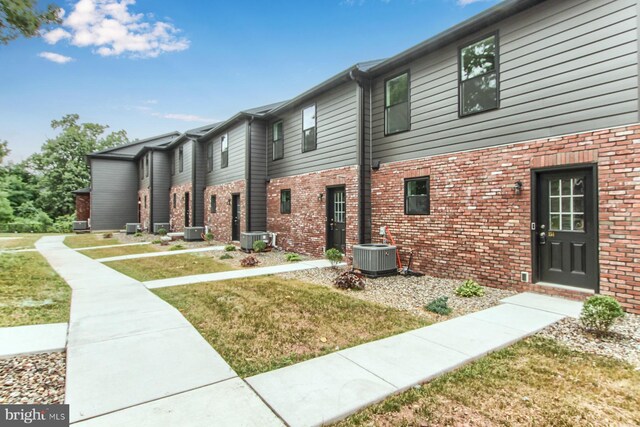 152 High Pointe Dr Unit 23, Hummelstown, PA 17036 - view of property featuring brick siding and a front yard