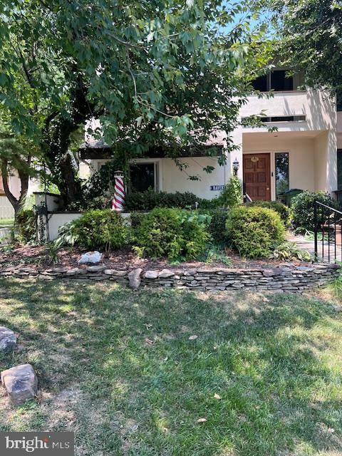 view of front facade with a front yard