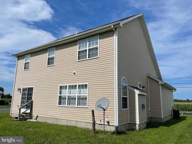 view of side of property featuring a lawn