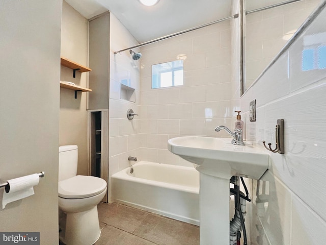 bathroom featuring toilet, tiled shower / bath combo, and backsplash