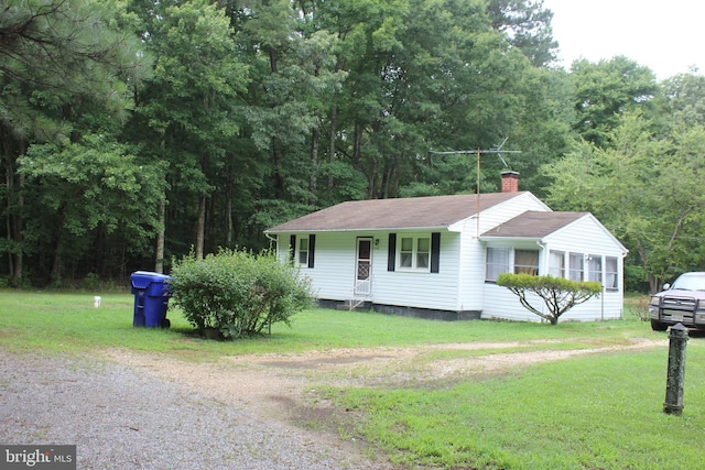 view of front of house featuring a front lawn