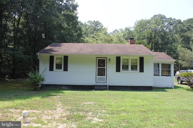 view of front of property featuring a front yard