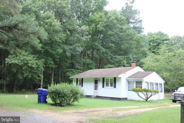 view of front facade featuring a front lawn