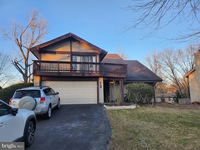 view of front of property with a front lawn, a garage, and driveway