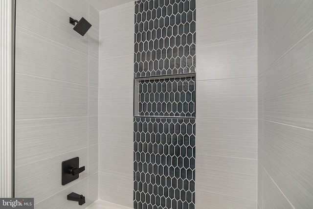 bathroom with tiled shower / bath combo