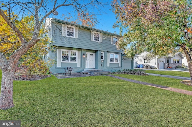 view of front of property featuring a front lawn