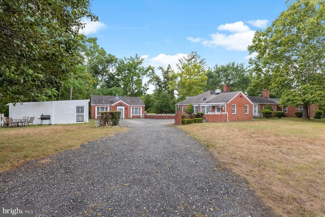 view of front of property featuring a front lawn