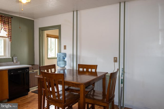 dining area featuring crown molding and light hardwood / wood-style flooring