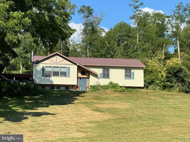 split foyer home featuring a front lawn