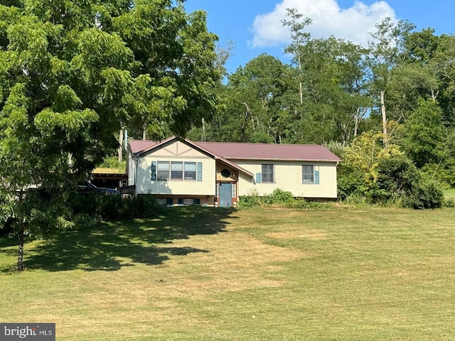 split foyer home with a front yard