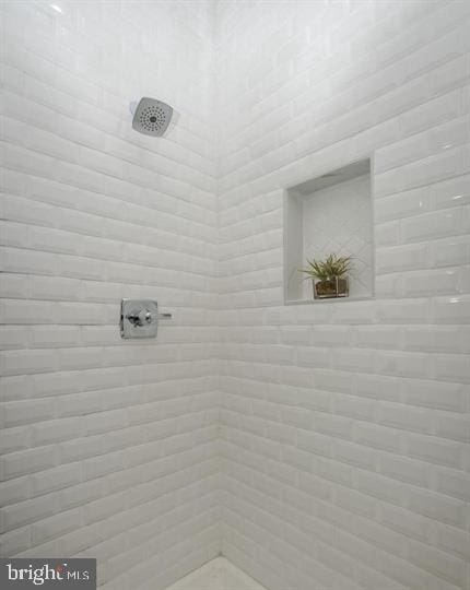 bathroom featuring a tile shower