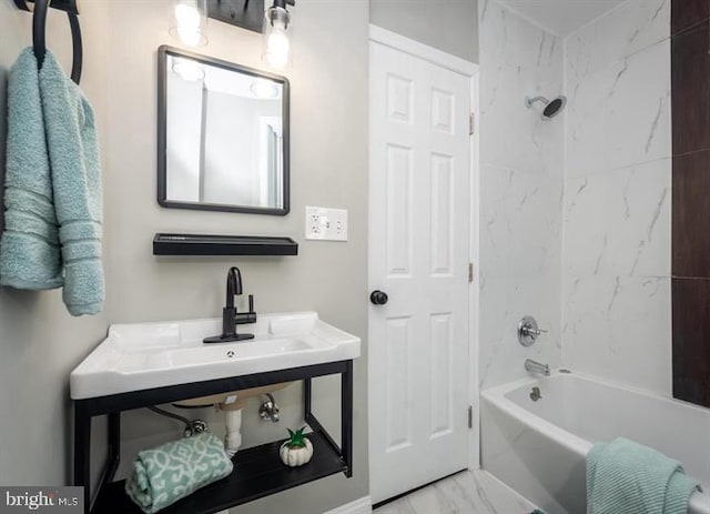 bathroom with tiled shower / bath