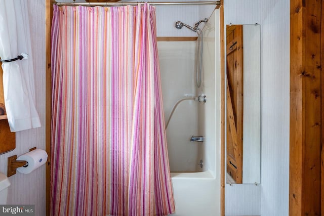 bathroom with shower / bath combo