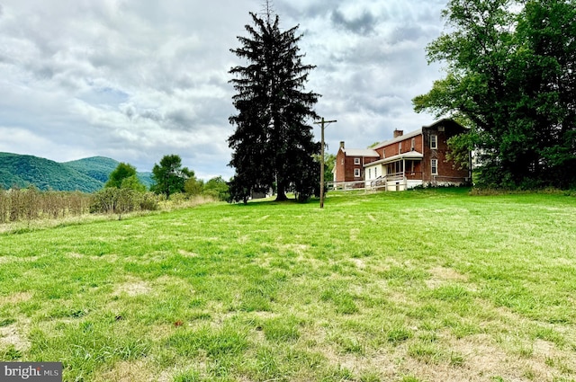 view of yard featuring a mountain view