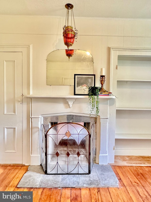 room details featuring crown molding and hardwood / wood-style floors