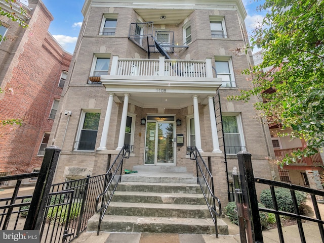 townhome / multi-family property featuring a balcony