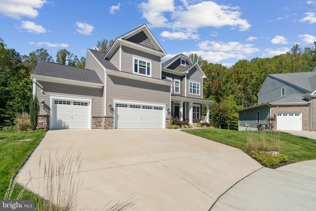 craftsman inspired home featuring a front yard