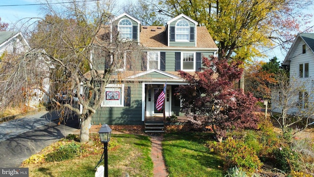 view of front facade with a front lawn