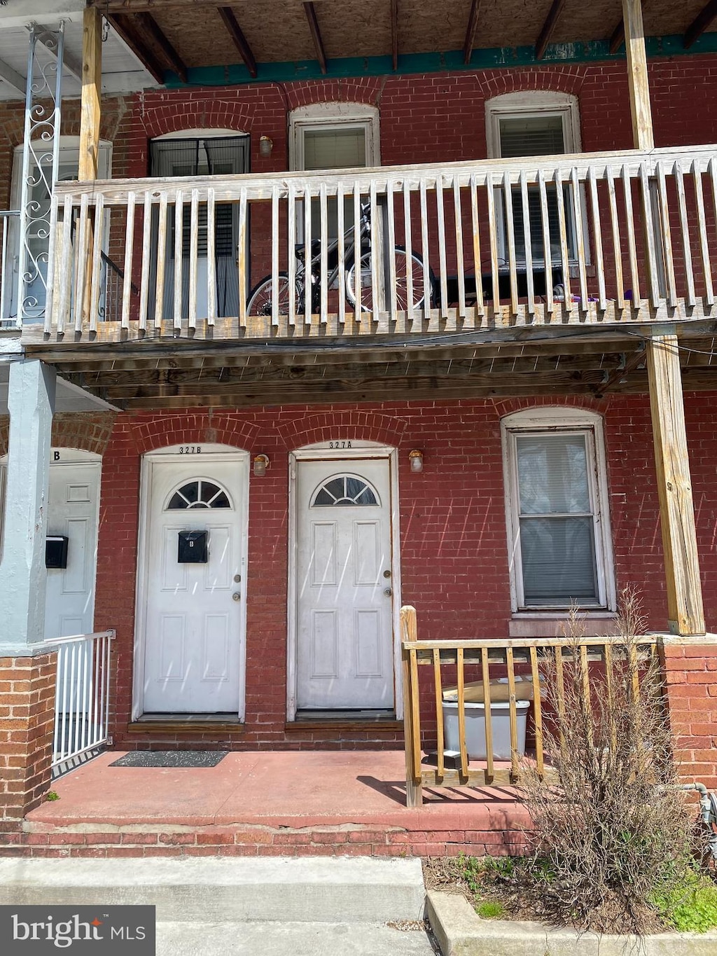 entrance to property featuring a balcony