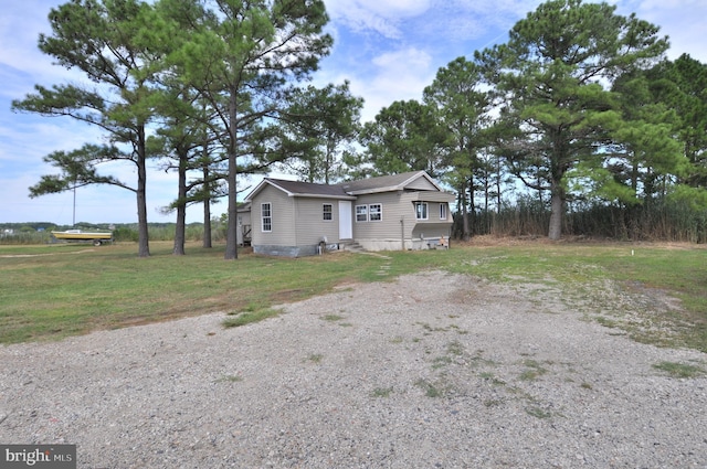 view of front of property featuring a front lawn