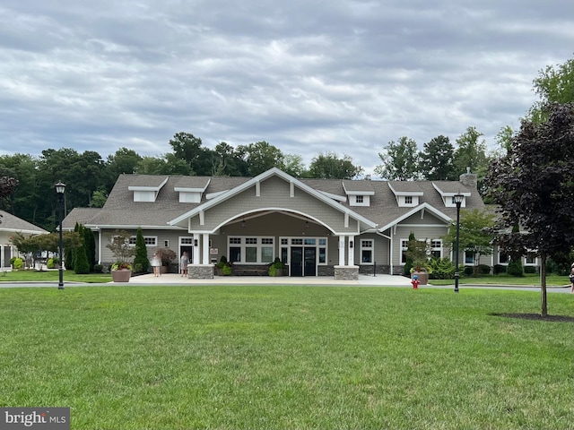 craftsman house with a front lawn