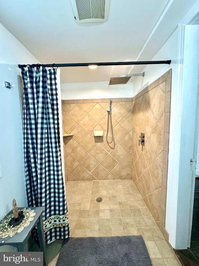 bathroom featuring a shower with shower curtain