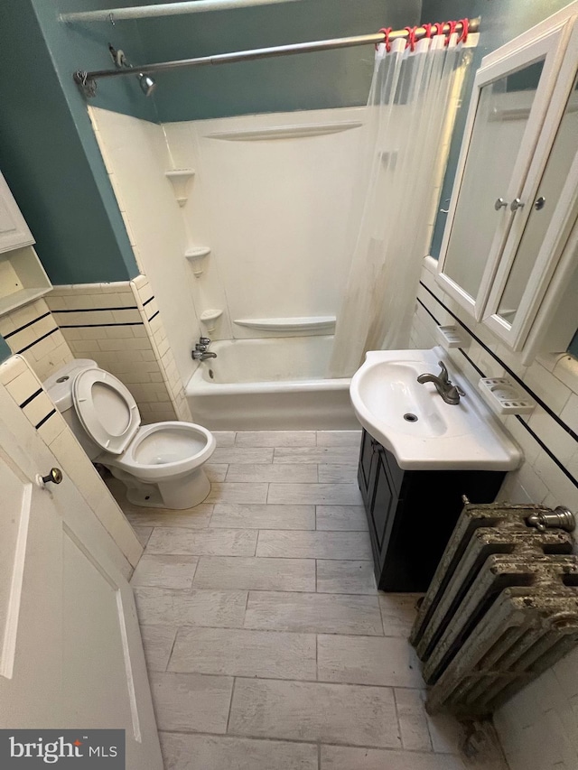 full bathroom featuring shower / tub combo, vanity, tasteful backsplash, and toilet