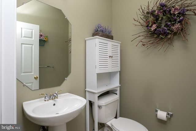 bathroom featuring toilet and sink