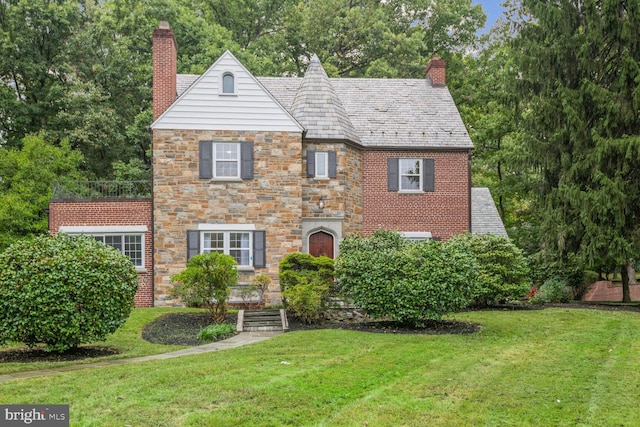 view of front of home with a front lawn