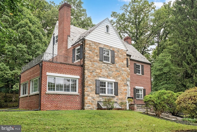 view of side of property featuring a lawn