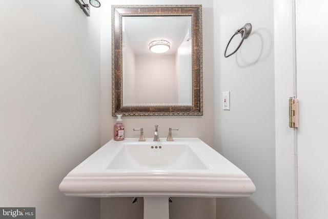 bathroom featuring sink