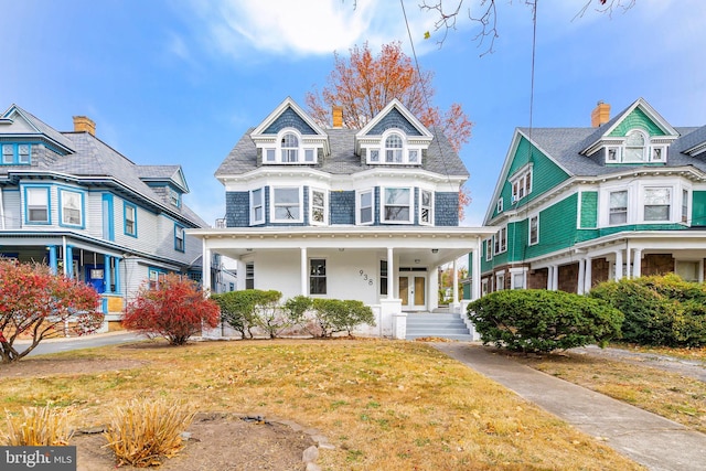 view of front of home with a front yard and covered porch