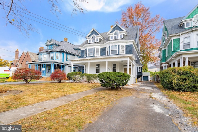 view of front of home featuring a porch and a front yard