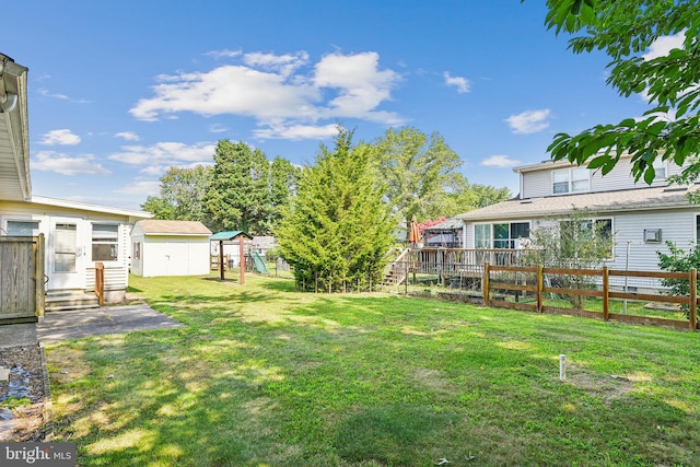 view of yard featuring a shed