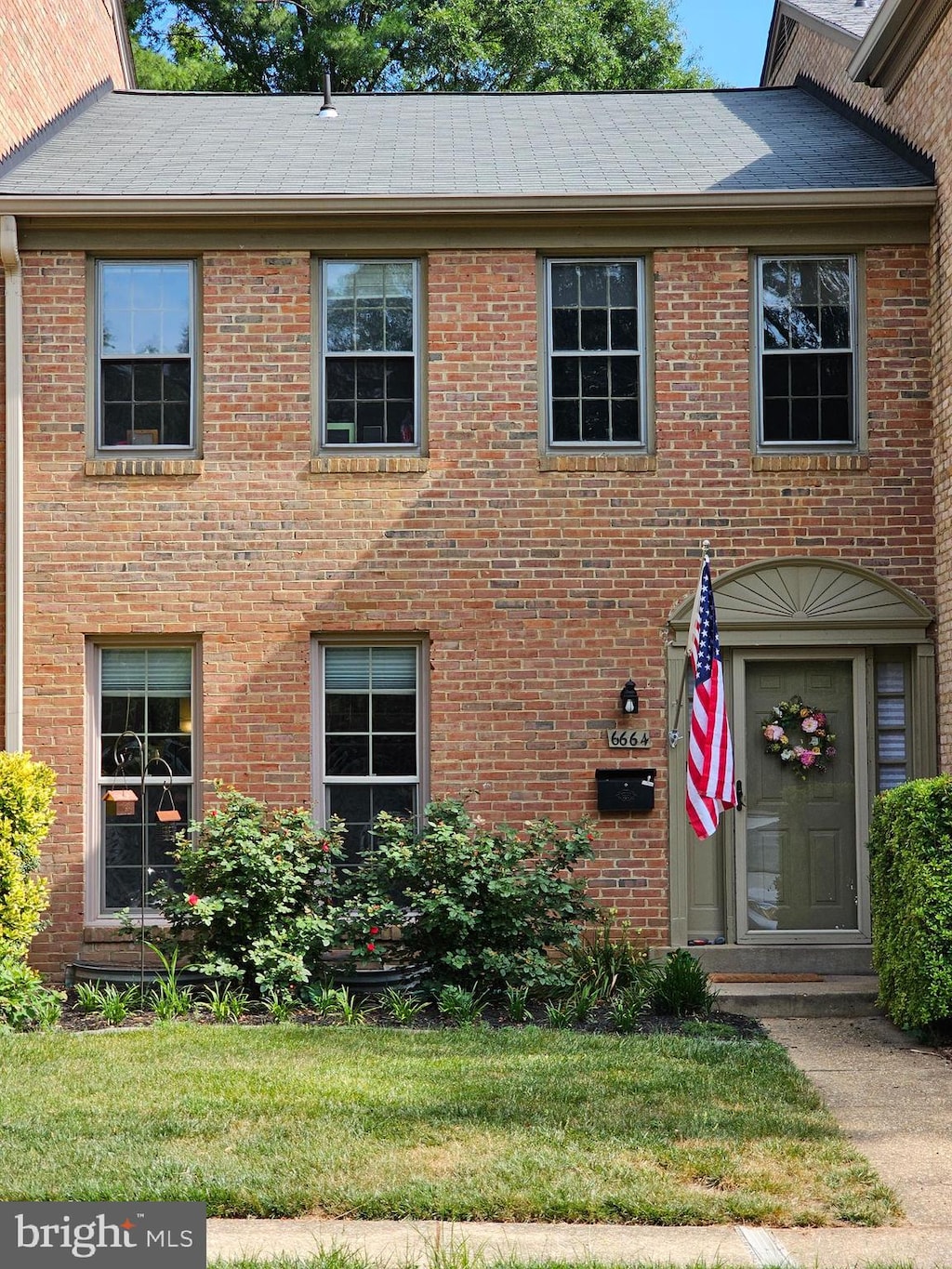 view of front facade featuring a front yard