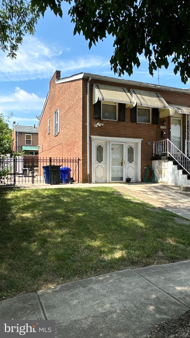 townhome / multi-family property featuring a front yard