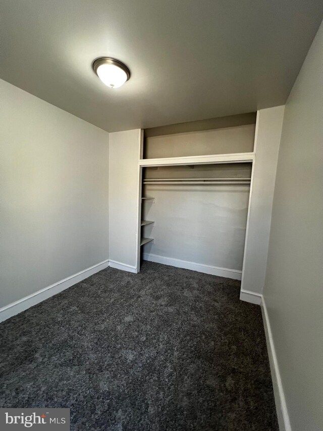 unfurnished bedroom with carpet flooring and a closet