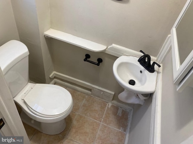 bathroom featuring toilet and sink