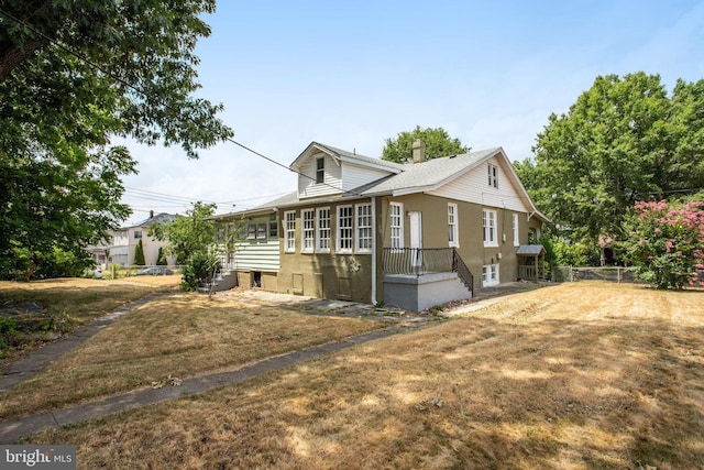 view of front of property featuring a front yard